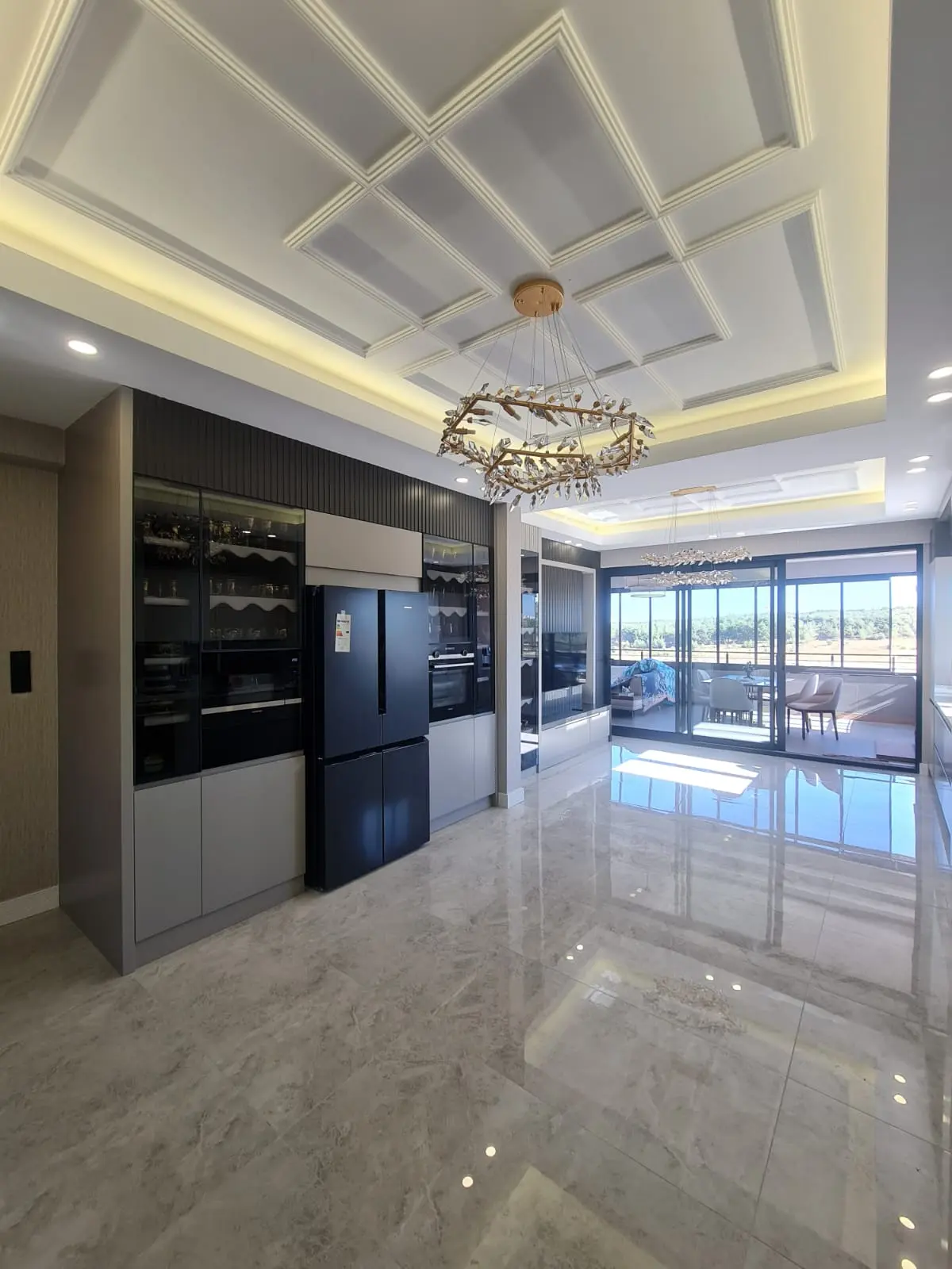 Gold kulp detaylı beyaz gömme gardırop, modern kristal halka avize, kırmızı puf detaylı makyaj masası ve TV ünitesi ile yatak odası tasarımı